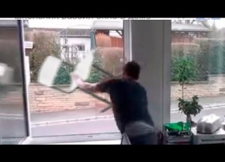 Школьник разбил окно