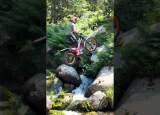  Trials Biker Effortlessly Bounces Across Rocks Tonibou