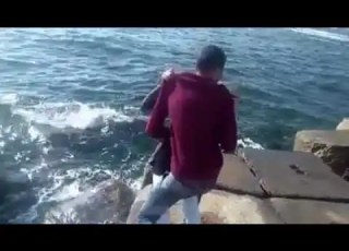 رومانسية المغربية ههههه على شاطئ