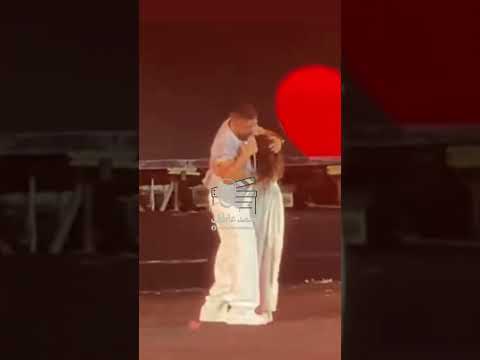 هخليكي قاعدة جنبي بس فكيني تامر حسني اتفاجئ بمعجبة طلعت حضنته على المسرح ومش عايز تسيب حضنه