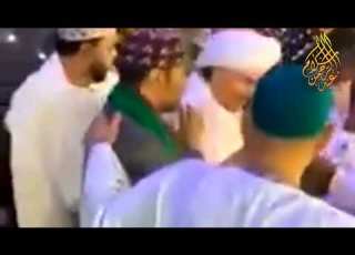 لحظه دخول الشيخ عاطف الهوي علي الشيخ امين الدشناوي في فرح ابنه