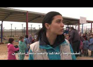 توبا بويوكوستن تزور الأطفال السوريين اللاجئين في مخيم الزعتري