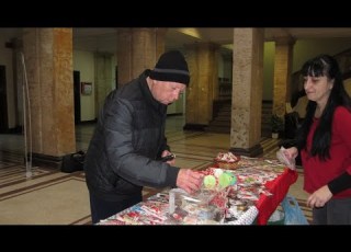 Майки от Русе подредиха мартеници в подкрепа на специалните си деца