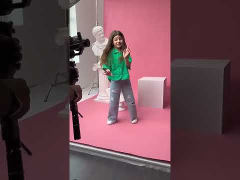 الفتاة الصغيرة على أغنية قف وتمسك نازديج التركية