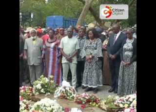 A Família De Raila Odinga Acompanhada Por Líderes Da Região De Nyanza Visita Seu Túmulo
