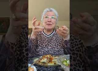 صبحانه ناهار امروز با شما خورشت قیمه دستپخت مریم با سالاد و بعد هم دسر پای سیب