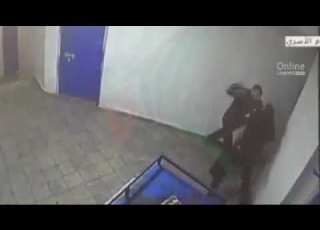תיעוד אסיר חמאס דוקר סוהר במברג במצלמות האבטחה בכלא נפחא נראה האסיר הולך מאחורי הסוהר ובשלב מסוים ש