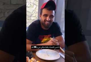 عمر خريبين يأكل السوشي