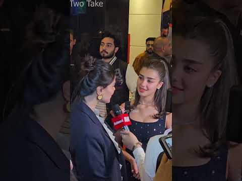 نظرة توانا الجوهري لخالتها نورهان منصور وهى بتتكلم عنها فى عرض فيلم الصفا ثانوية بنات