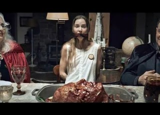 2024年最新のホラー映画 女性が介護士を務めることになり 食人邪教の家族に誤って入り込んでしまう 侵入者はすべて彼らの食事に