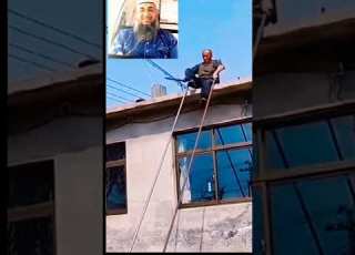  شاهد رجل عجوز كيف ينزل من الأعلى