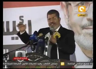 محمد مرسى يشرح مشروع النهضة و يقول له مسخرة