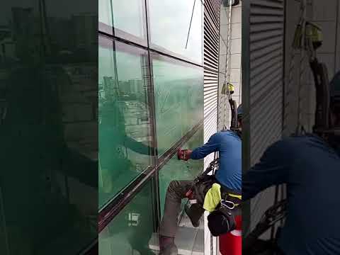 شوف ازاي بيتم تنظيف زجاج الابراج