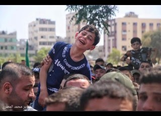 الله يسهل عليك يابا طفل في غزة يلاحق جنازة أبيه الشهيد