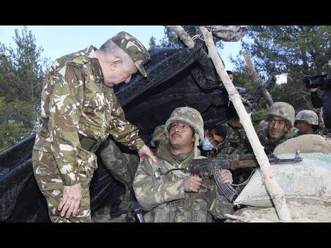 شاهدوا مادار بين الفريق شنقريحة وأحد الجنود بمنطقة العملية العسكرية بمسلمون بتيبازة