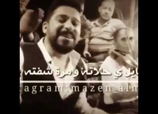 مره يعض بصبعه مره بشفته