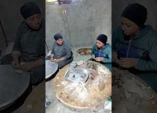 حنان بتاكل اكل اخوتها واحمد ر الكبيات