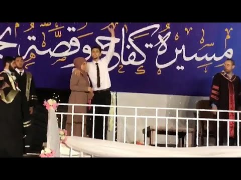 شاهد ماذا فعل طالب بعد منع أمه من مرافقته لمنصة التكريم خلال حفل تخرج في غزة