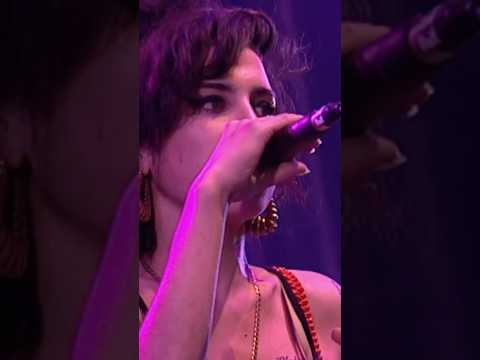 Amy S Iconic Performance Of Back To Black Live At Glastonbury Festival In 2007
