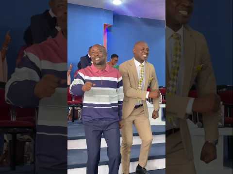 ASKOFU GWAJIMA AKICHEZA WIMBO NITAAMINI WAKATI WA IBADA YA KUMSIFU MUNGU JUMAPILI Ya 11 May 2025