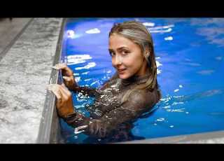 يا للروعة ألينا الجميلة تسحر بملابسها المبللة في المسبح والاستحمام معرف WetLooker Mg 110 Alena