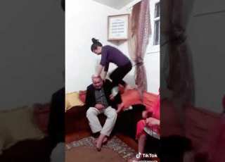 لما تذهب التربية و الاخلاق بنت ت فوق راس ابوها امام كاميرة التيك توك