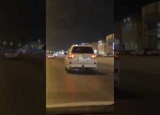  مقطع يوثق لحظة اصطدام سائق متهور بسيارة عمد ا في الرياض