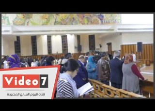 رئيس الكنيسة الأسقفية يطالب الحضور بالوقوف دقيقة حداد على شهداء الوطن