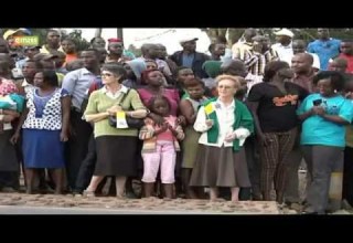 Ujio Wa Papa Maelfu Wasafiri Kutoka Miji Mbalimbali