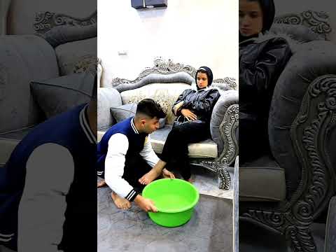 قمة الذل والعار بتحوله لخدام علشان ماسكة عليه ذلة وبتجبره يغسلها رجليها