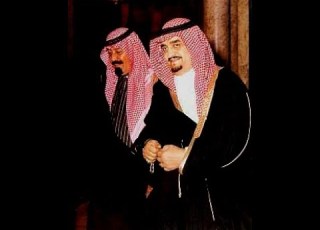 سعوديين دستورنا شرع الله الملك فهد وولي عهده آنذاك الأمير عبدالله بن عبدالعزيز رحمهم الله