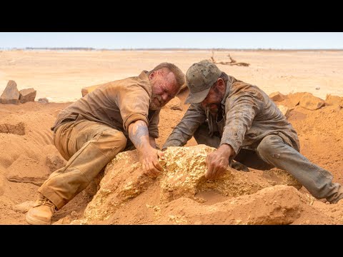 اتنين بيلاقوا كمية كبيرة من الذهب الخام فى الصحراء لكن الطمع بيدخل بينهم ملخص فيلم Gold