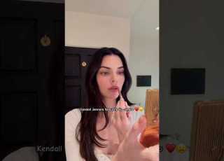  فيديو جديد انتشر بسرعة البرق مزيج أحمر الشفاه المفضل لدى كيندال جينر فيديو قصير انتشري فيديو ا