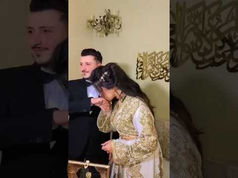 تقبيل يد الزوج تعني الكثير من الإحترام له تقبيل يد الزوج تعني الكثير من الإحترام له