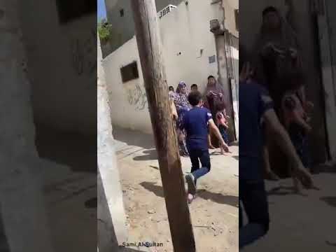 طفل يبكي الحجر بصراخه وهو يودع والده الشهيد