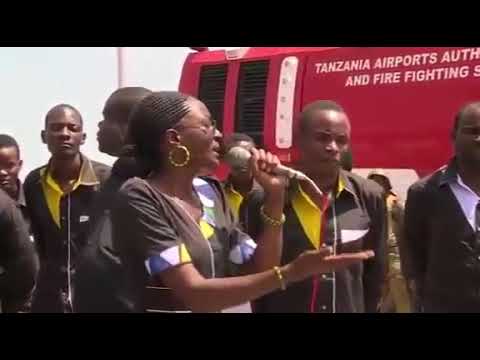 Mtazame Mheshiwa Dr Magufuli Akiimba Kwaya Pamoja Na Wananchi