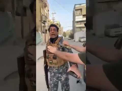 شنو ديصير بالعراق شجار بين امرأة ومنتسب يحاول سحب خوذته الخاصة منها