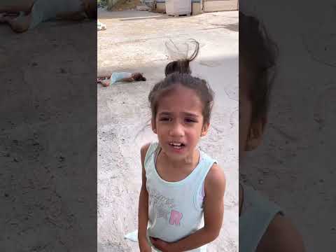 طفله فقيرة اغمى عليها من شدة العطش وعندما اتت اختها الى هذا الشاب وطلبت الماء حدثت المفاجأة