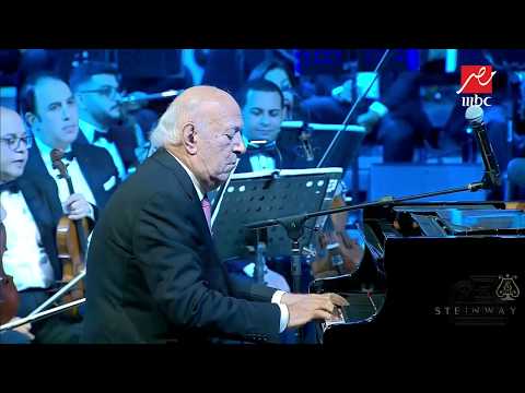 عمر خيرت يبدع في عزف خلي بالك من عقلك على مسرح العلا