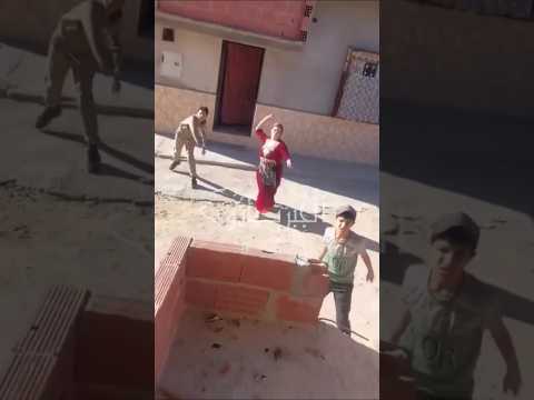 باتنة تهجم جار على منزل جاره بمشاركة الأبناء و الزوجة من طريق تزولت حذفنا الكلام الفاحش عاونوه