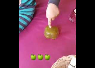 منى زكي في فيديو طريف مع ابنها سليم