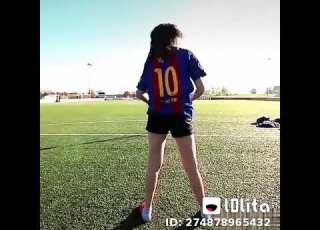  بنت تقلد رونالدو وميسي و بوجبا و نيمار علي اغنيه مامتش ايوه انا مامتش