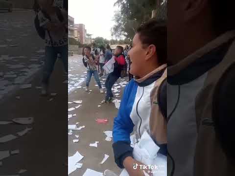 آخر يوم في المدرسة عطلة سعيد لكم ايها المشاهدين آخر يوم في المدرسة عطلة سعيد لكم ايها المشاهدين