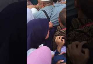 تسابق وتزاحم الحجاج عند الحجر الاسود في مكة المكرمة