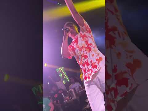 احمد موزة يغني هتغورو ما تغورو لايف نايت كلاب Vip