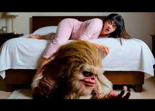  بنت بتلاقي وحش غريب عايش تحت سريرها وبينفذلها كل اوامرها