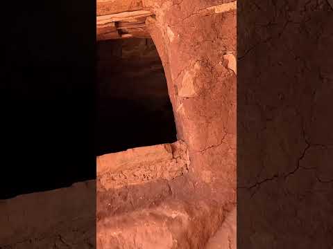 من ترك الباب مفتوحا في هذا المسكن المبني على الجرف