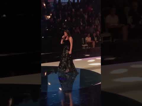 اليسا لايف تفتتح بأغنية انا مجنونة بالعالم مافي بجنونك حالات واتس اب