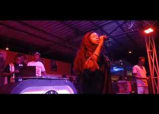  AISHA VUVUZELA KWENYE STAGE TNT GONGO LA MBOTO RAHA YA TAARABU