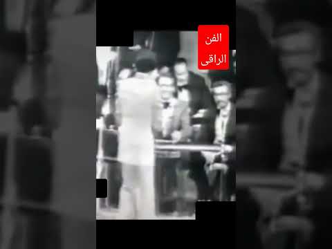 مداعبة عبد الحليم حافظ للجمهور على المسرح حفلة بيروت عام 1974
